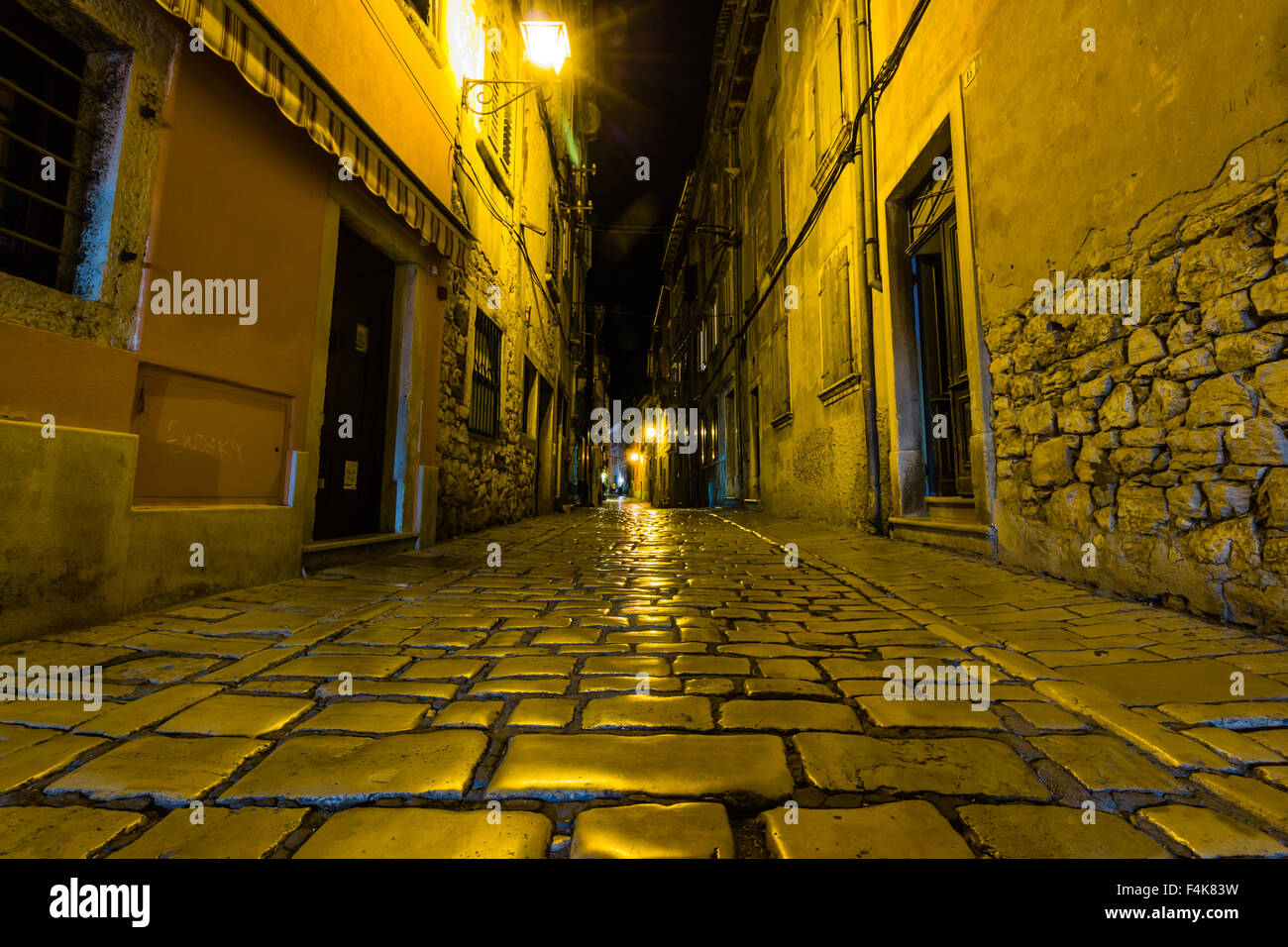 Ruelle de nuit de la vieille ville de Rovinj, Croatie Banque D'Images