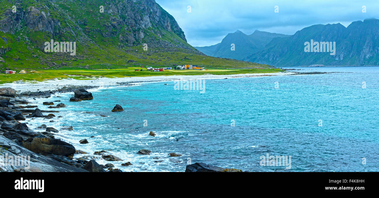 Haukland stony beach panorama d'été (Norvège, îles Lofoten). Banque D'Images