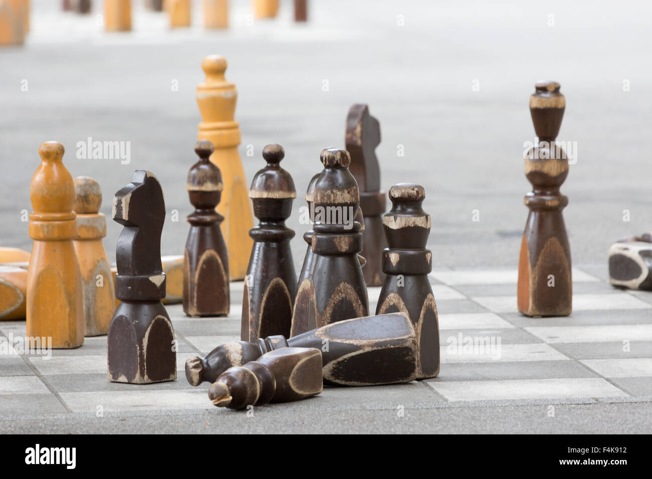 Une photographie de certaines grandes pièces des échecs à l'extérieur de l'édifice du Parlement suisse (Bundeshaus) à Berne, Suisse. Banque D'Images