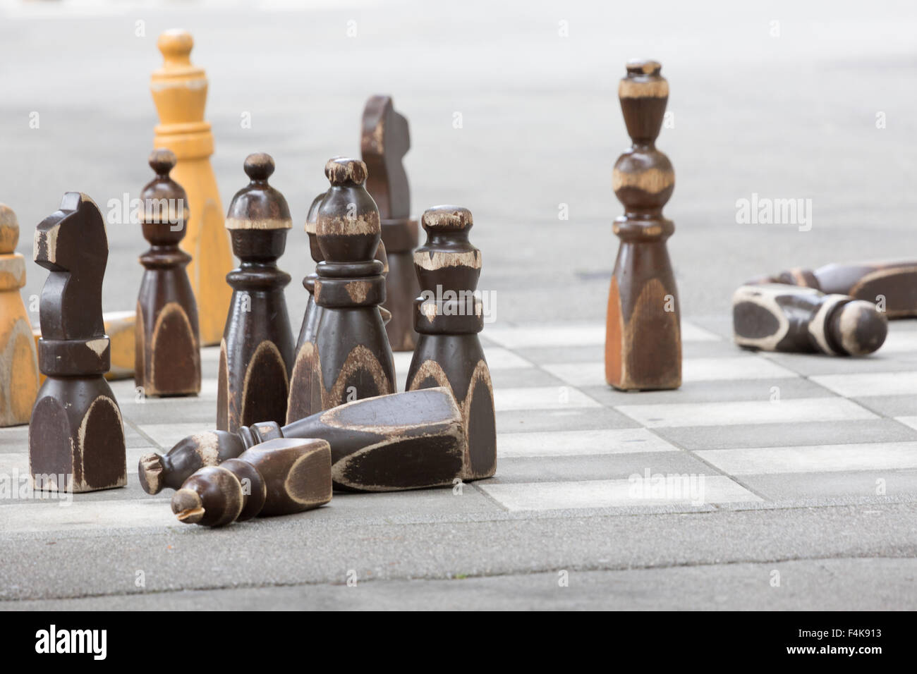 Une photographie de certaines grandes pièces des échecs à l'extérieur de l'édifice du Parlement suisse (Bundeshaus) à Berne, Suisse. Banque D'Images