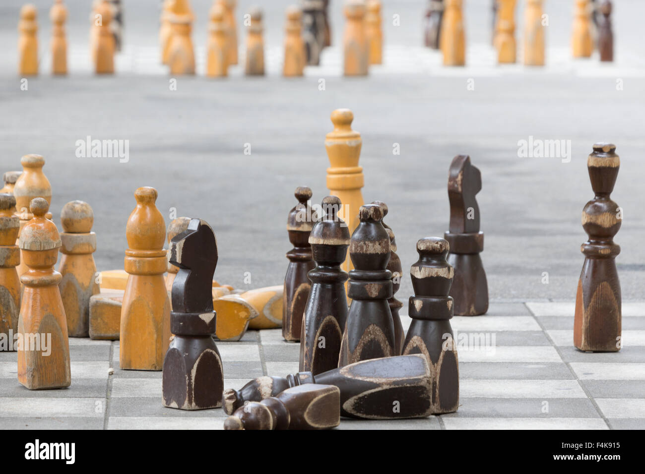 Une photographie de certaines grandes pièces des échecs à l'extérieur de l'édifice du Parlement suisse (Bundeshaus) à Berne, Suisse. Banque D'Images