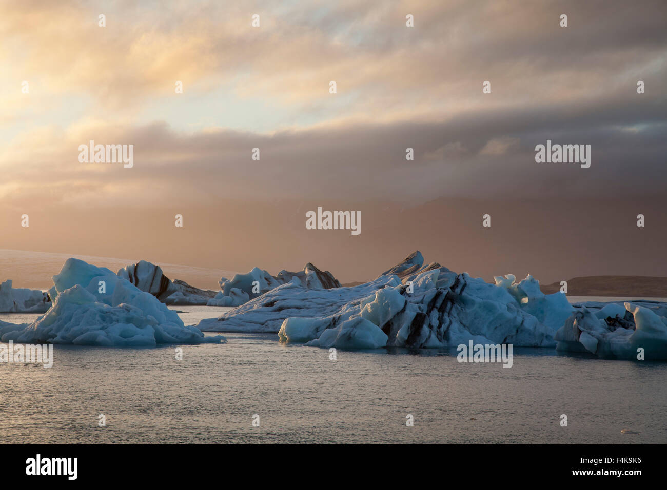 Soir d'icebergs in Jokulsarlon glacial Lagoon, parc national du Vatnajökull, Sudhurland, Islande. Banque D'Images