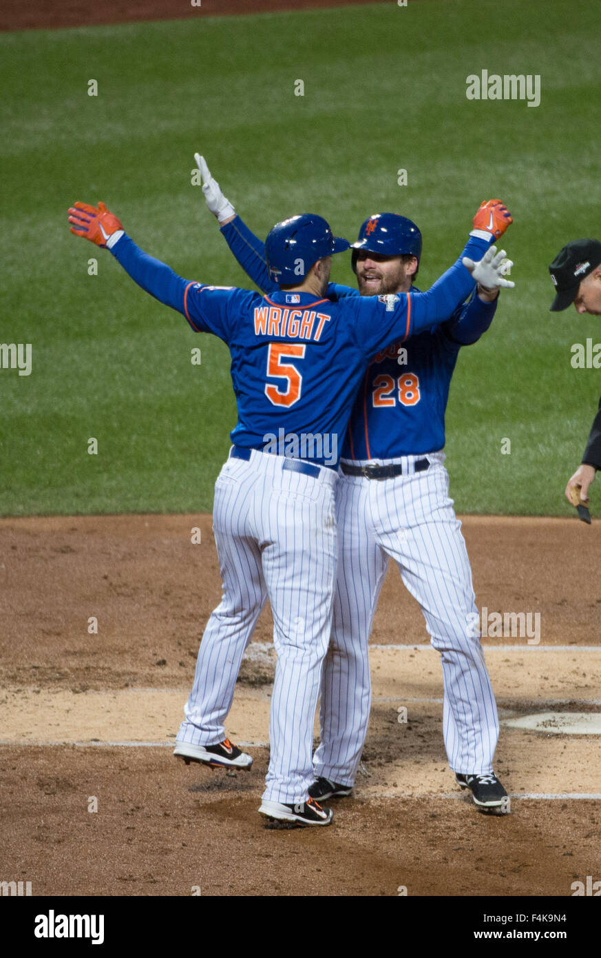 New York, New York, USA. 18 Oct, 2015. New York Mets le deuxième but Daniel Murphy (28) frappe un home run run deux dans la 1ère manche du jeu 2 de la Ligue nationale de baseball championnat de série au Citi Field. © Bryan Smith/ZUMA/Alamy Fil Live News Banque D'Images