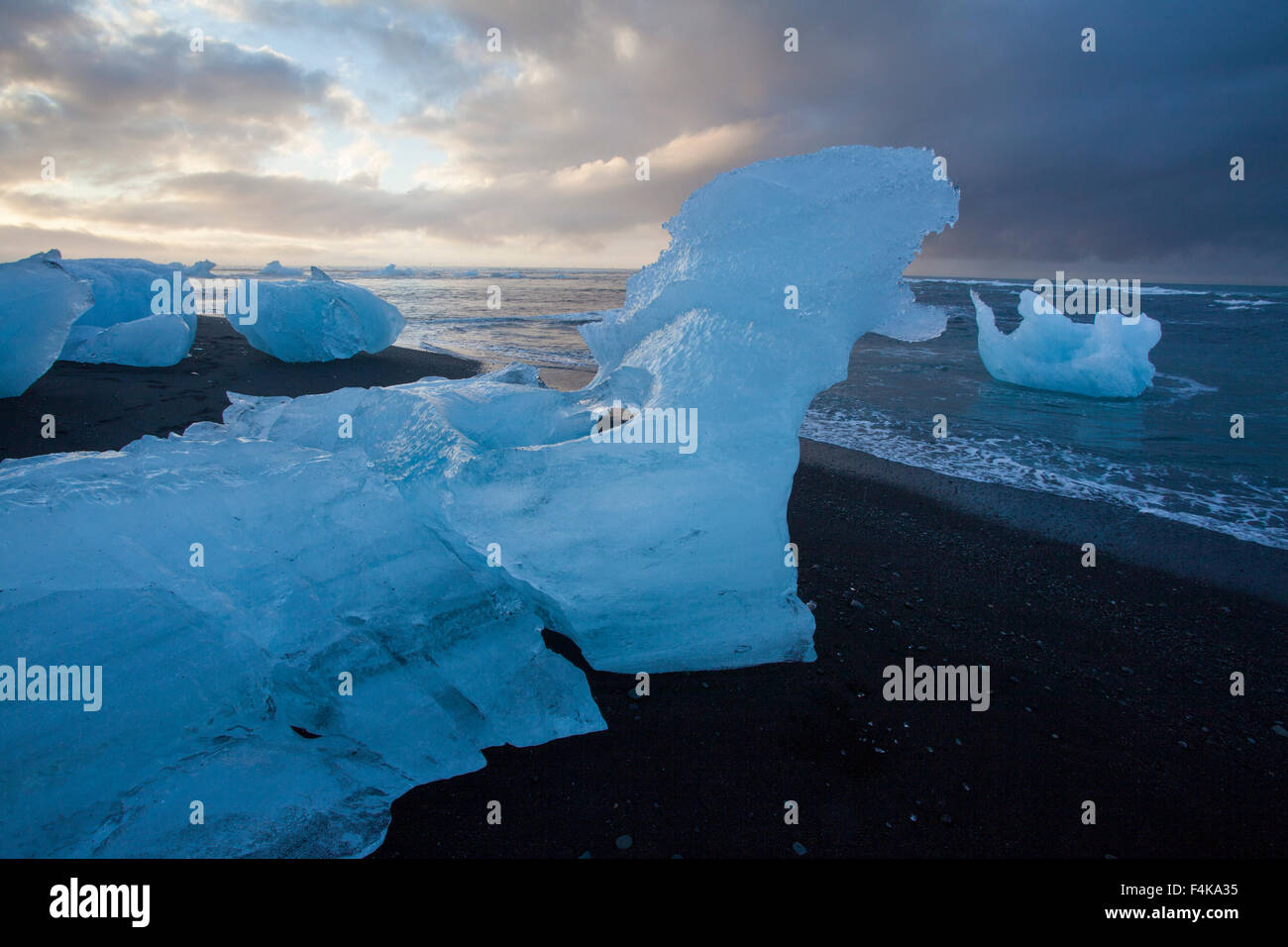 Les icebergs sur la plage de sable noir en dessous, Sudhurland, Islande. Banque D'Images