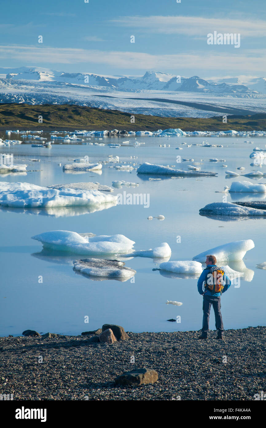 Personne à côté de Fjallsarlon lagoon iceberg, sous le glacier Fjallsjokull. Parc national du Vatnajökull, Sudhurland, Islande. Banque D'Images