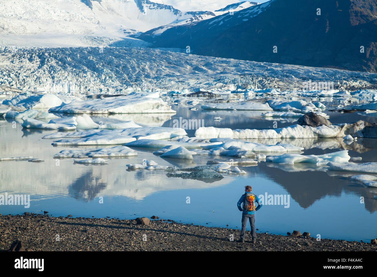 Personne à côté de Fjallsarlon lagoon iceberg, sous le glacier Fjallsjokull. Parc national du Vatnajökull, Sudhurland, Islande. Banque D'Images