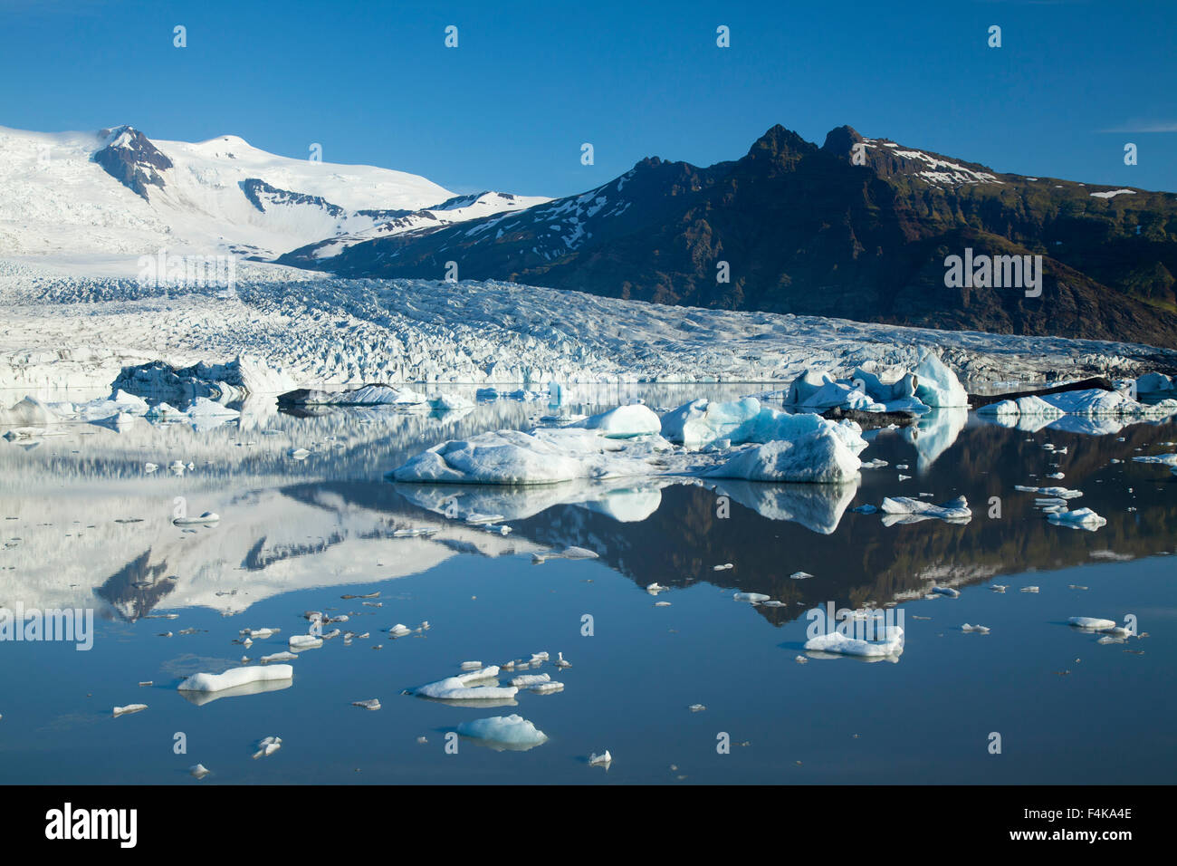 Reflet de glacier Fjallsjokull Fjallsarlon lagoon, iceberg dans le Parc National de Vatnajökull, Sudhurland, Islande. Banque D'Images