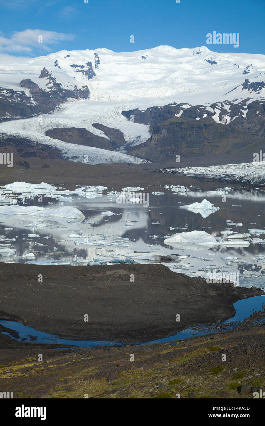 Hvannadalshnúkur et Fjallsarlon lagoon iceberg sous la calotte glaciaire de Vatnajokull. Parc national du Vatnajökull, Sudhurland, Islande. Banque D'Images