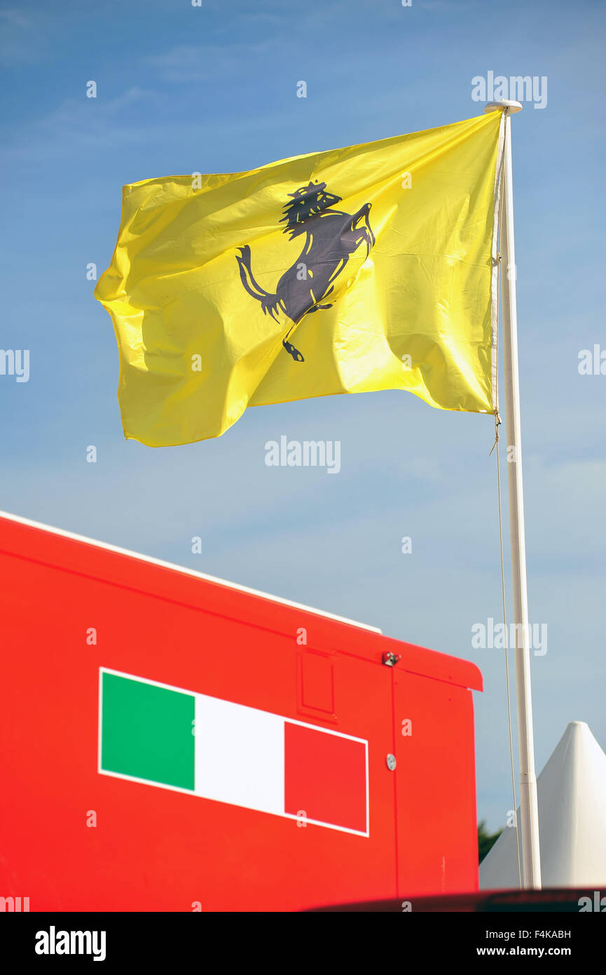 Grand drapeau Ferrari vintage des années 1990