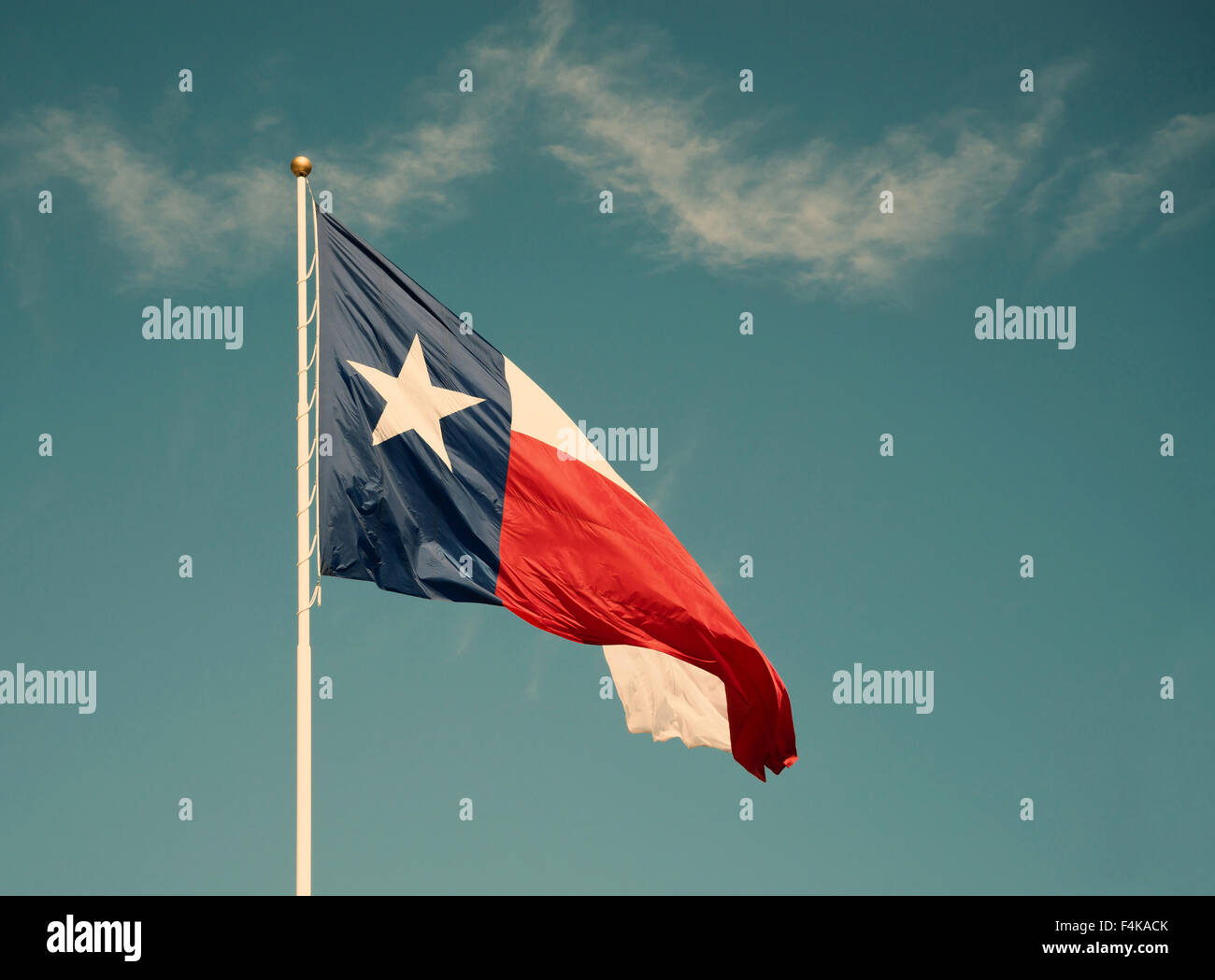 Drapeau de l'état du Texas contre le ciel bleu Banque D'Images