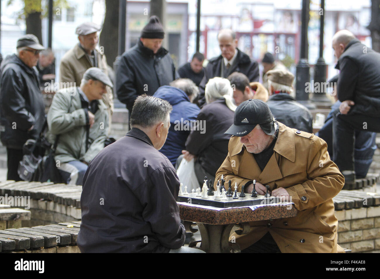 Kiev, Ukraine. 19 Oct, 2015. La Shevchenko Park est l'endroit le plus populaire à Kiev. Un des zestes du parc est un terrain avec des tables où les joueurs d'échecs, domino, backgammon et autres jeux de compétition amateurs 24/7. © Nazar Furyk/ZUMA/Alamy Fil Live News Banque D'Images