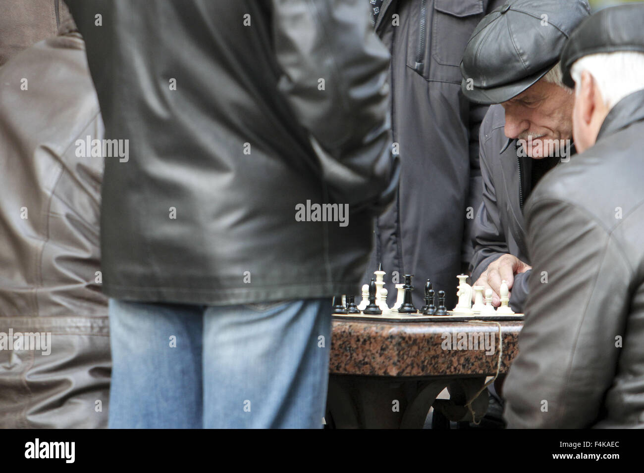 Kiev, Ukraine. 19 Oct, 2015. La Shevchenko Park est l'endroit le plus populaire à Kiev. Un des zestes du parc est un terrain avec des tables où les joueurs d'échecs, domino, backgammon et autres jeux de compétition amateurs 24/7. © Nazar Furyk/ZUMA/Alamy Fil Live News Banque D'Images