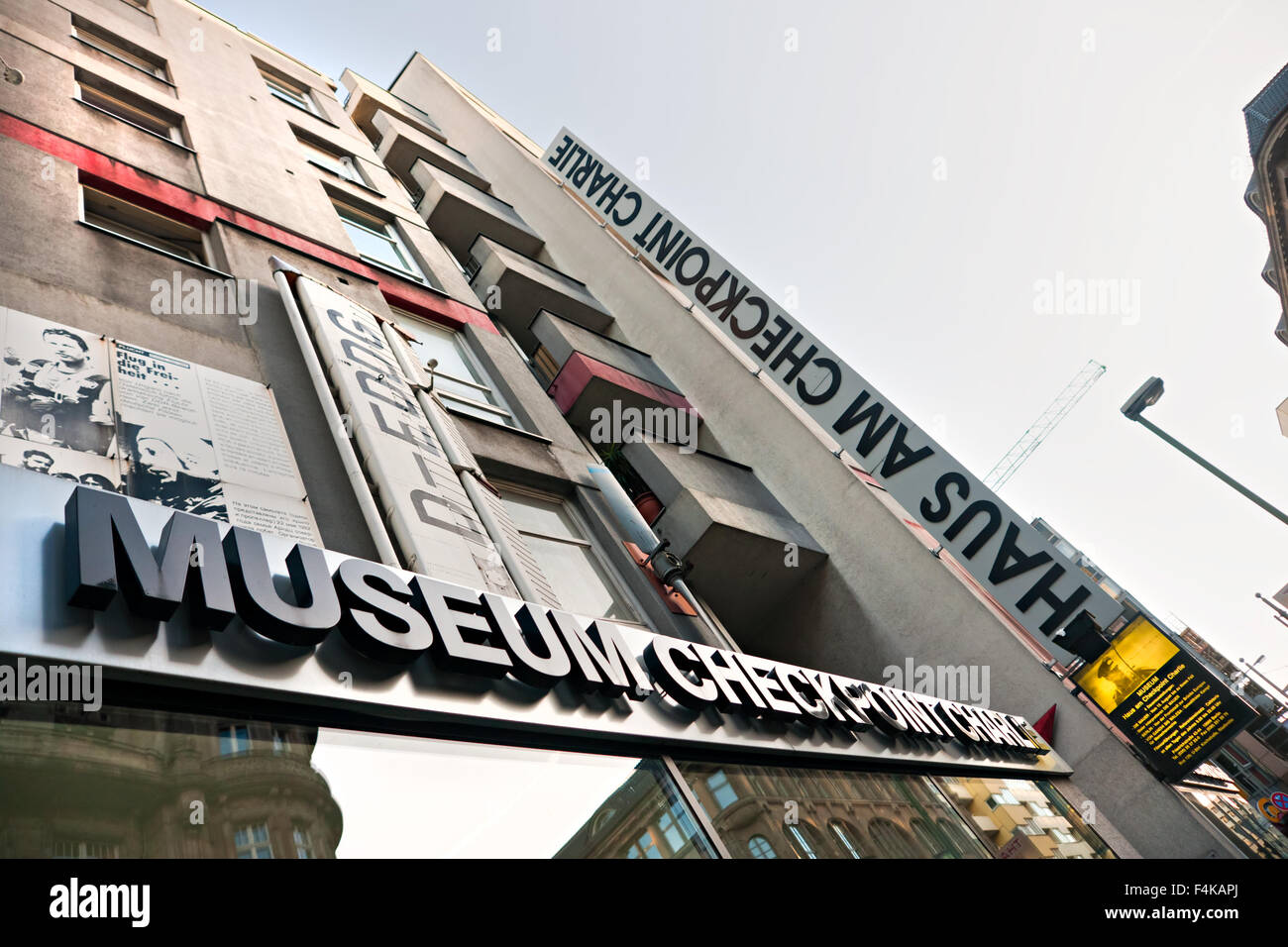 BERLIN - Décembre 07 : le Checkpoint Charlie était le nom donné par les alliés occidentaux de la plus connue au point de passage du mur de Berlin Banque D'Images