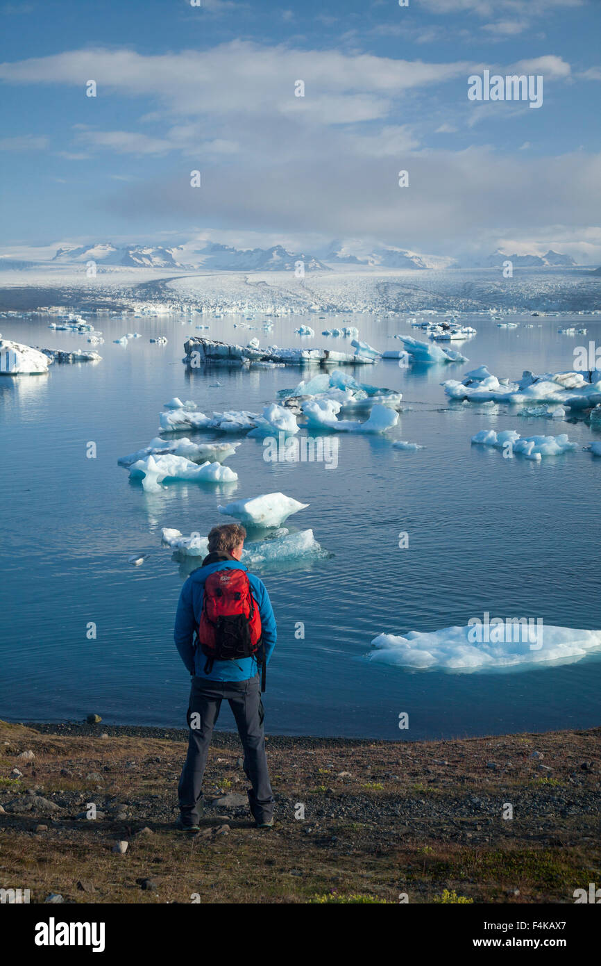 Randonneur sur les rives du lagon Jokulsarlon iceberg, Parc national du Vatnajökull, Sudhurland, Islande. Banque D'Images