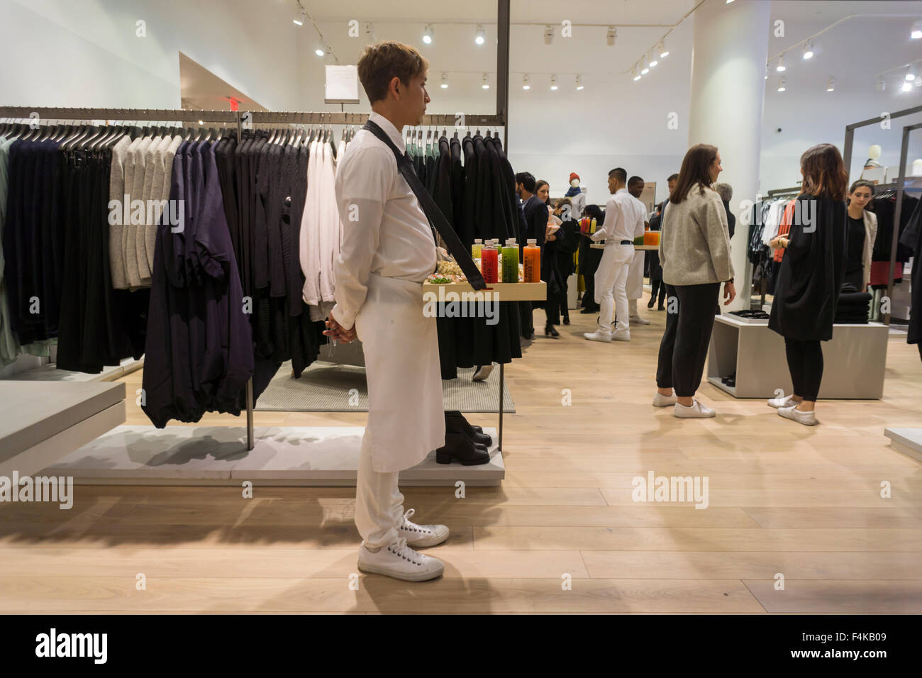 Jus et traite pour des clients à l'ouverture de la boutique COS à New York,  le vendredi 16 octobre 2015. Le magasin est une marque soeur de H&M Vente  de la mode