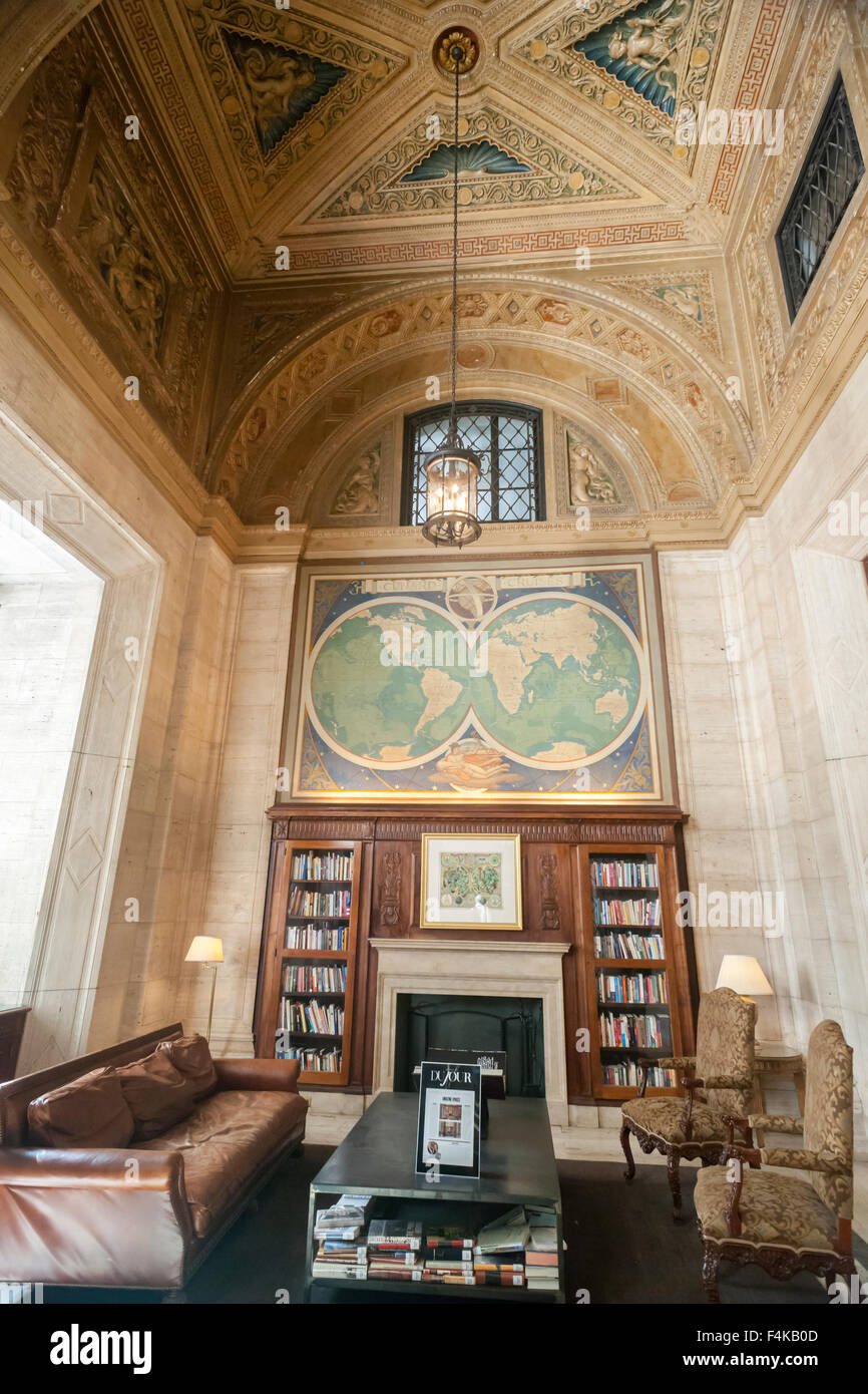 Une section de l'ancien hall de billetterie de la Cunard Building dans le Lower Manhattan à New York le dimanche 18 octobre 2015 dans le cadre de l'événement Open House New York. Terminé en 1921 et 1995, notre hôtel dans la grande salle où a eu lieu autrefois de billetterie est maintenant un événement Cipriani l'espace. Il a été conçu par les architectes Benjamin Morris Wistar et Carrére & Hastings. La billetterie a cessé en 1968 .et la salle a été utilisé comme un bureau de poste jusqu'en 2000. (© Richard B. Levine) Banque D'Images