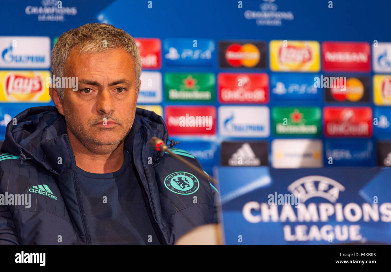 Kiev, UKRAINE - le 19 octobre 2015 : FC Chelsea manager Jose Mourinho assiste à la conférence de presse avant le match de la Ligue des Champions contre le FC Dynamo Kiev au NSC Olimpiyskyi stadium Banque D'Images