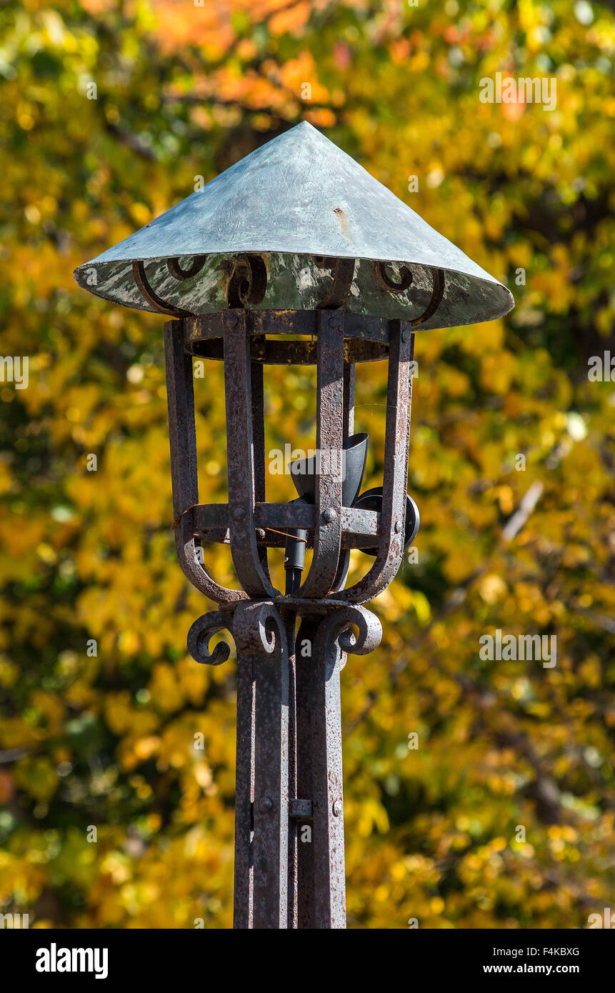 Libre d'une antique lampe d'extérieur en fer forgé avec des couleurs  d'automne dans l'arrière-plan Photo Stock - Alamy