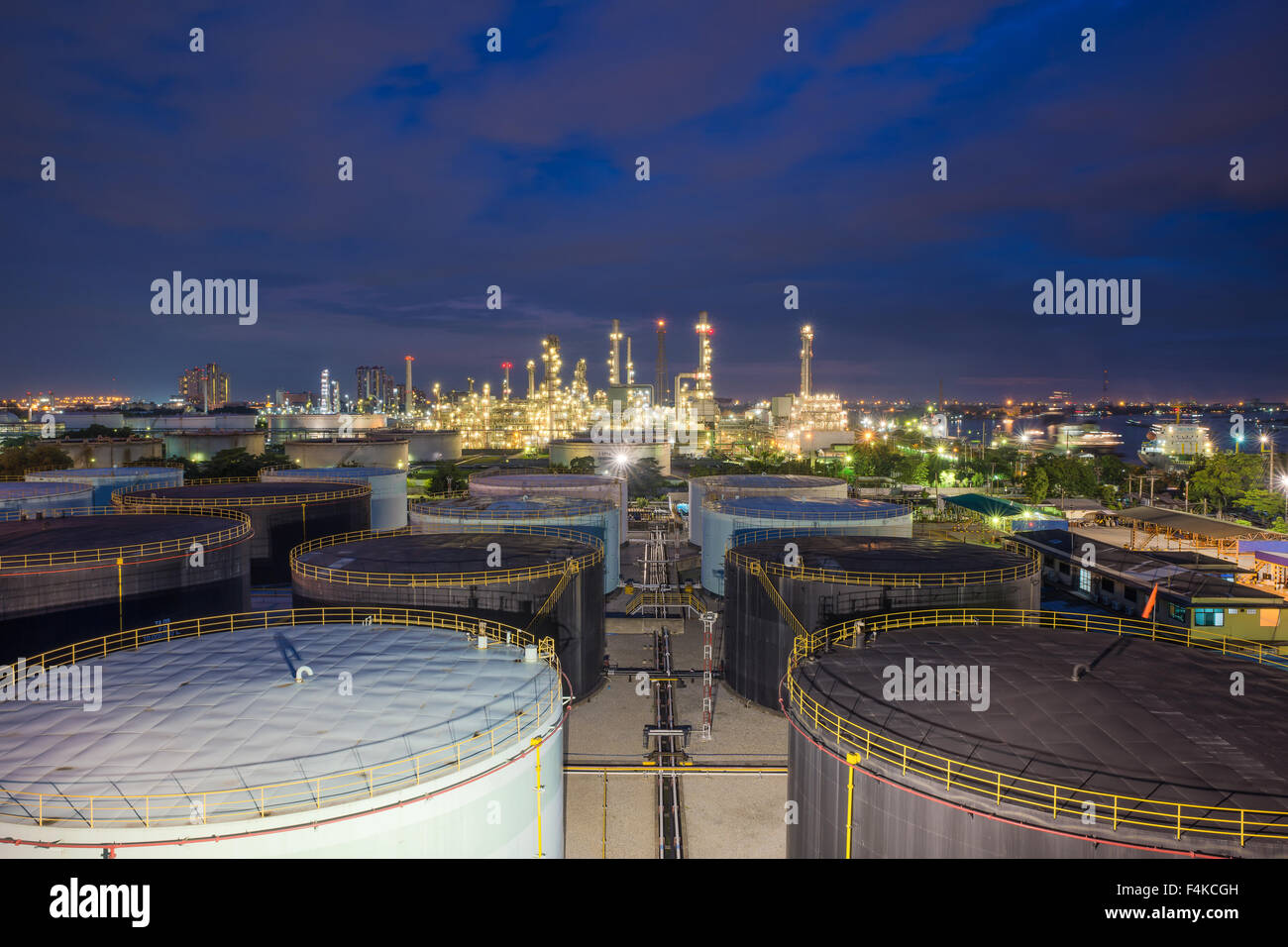 Panorama de la raffinerie de pétrole et des réservoirs de stockage au crépuscule Banque D'Images