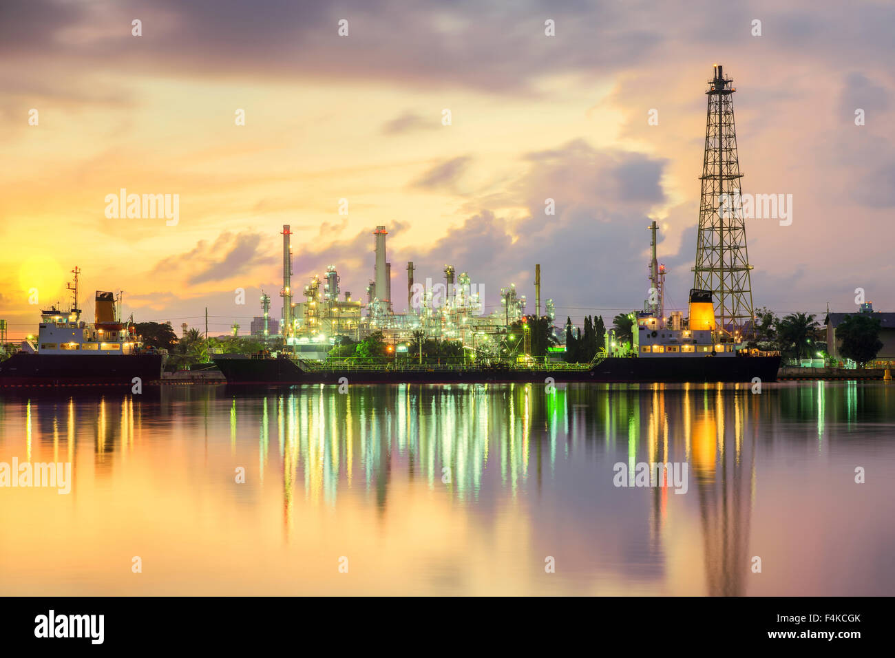 Amarrage du réservoir d'huile dans l'industrie des raffineries de pétrole au crépuscule du temps Banque D'Images