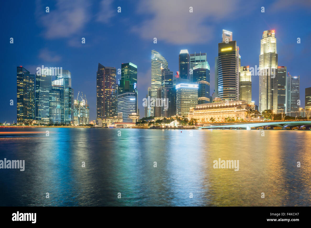Skyscapers Singapour Marina Bay dans la nuit Banque D'Images