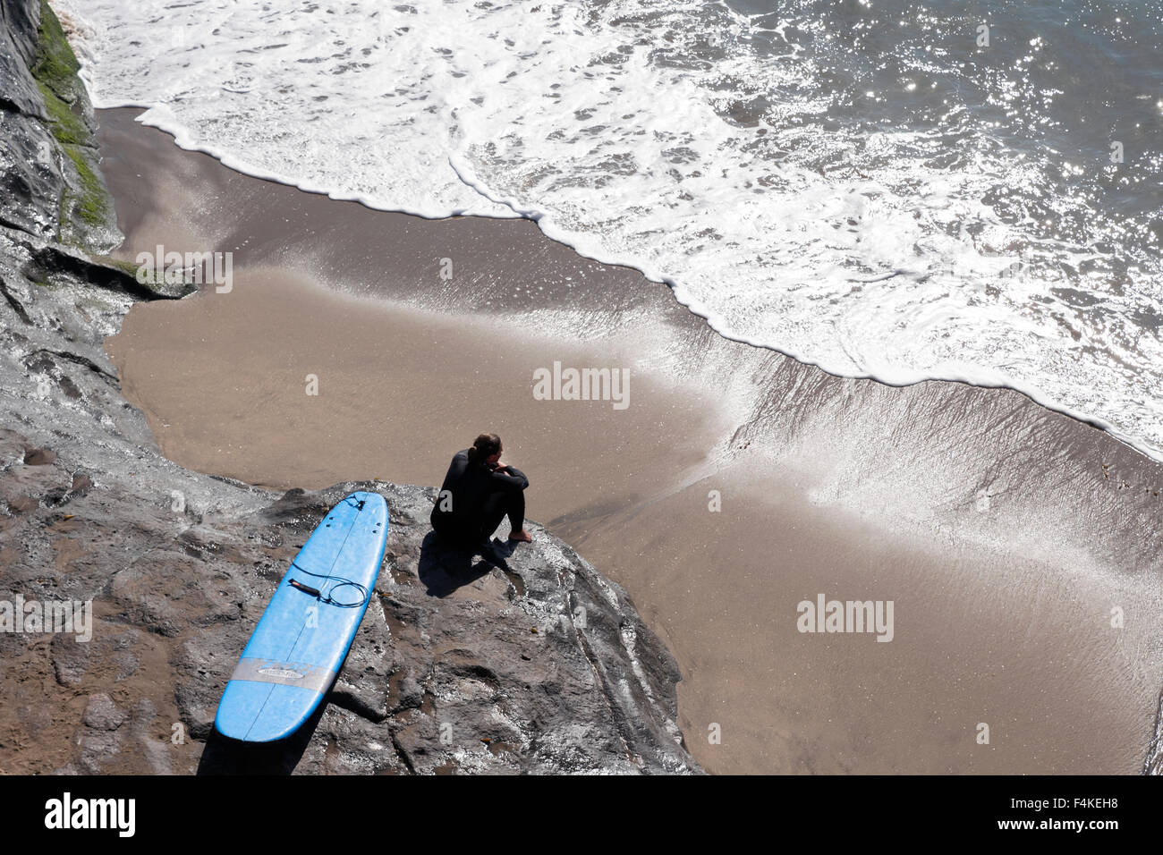 Surfer sur la plage de Santa Cruz, California USA Banque D'Images