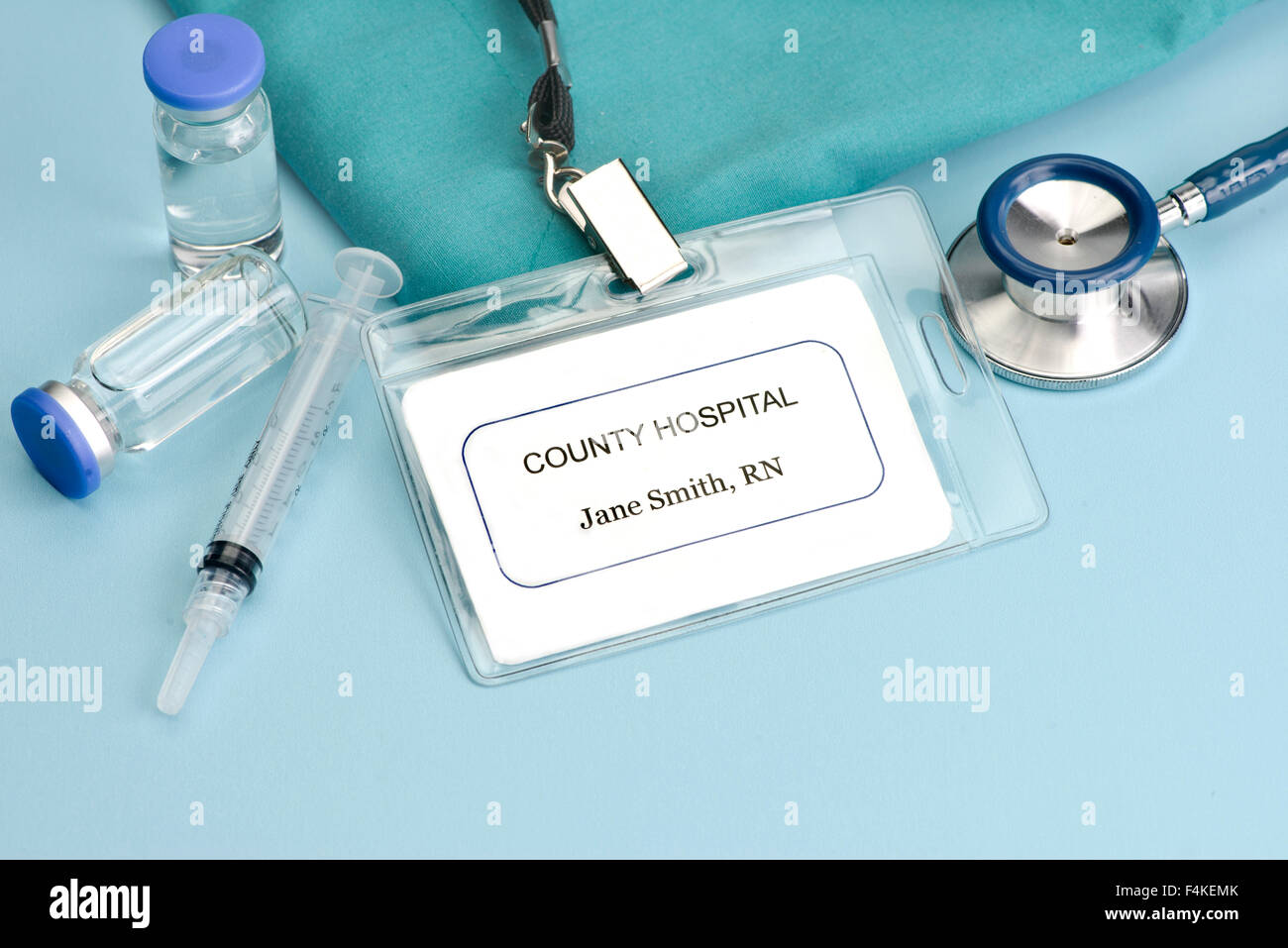 Étiquette d'identification sur l'infirmière fictive frotte avec stéthoscope et flacons. Banque D'Images