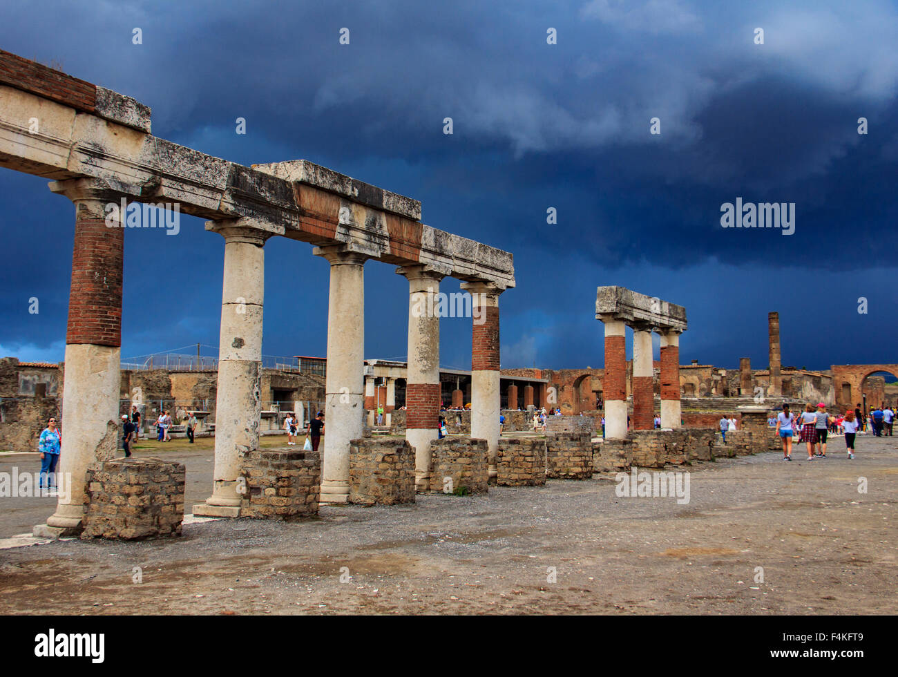 Ruines de l'antique Pompéi sous ciel d'orage. Banque D'Images