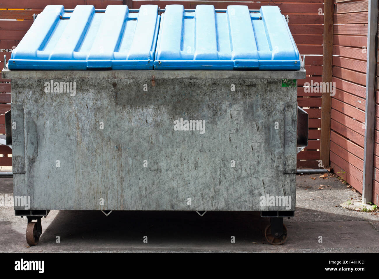 Recycler une poubelle avec couvercle bleu fermé Banque D'Images