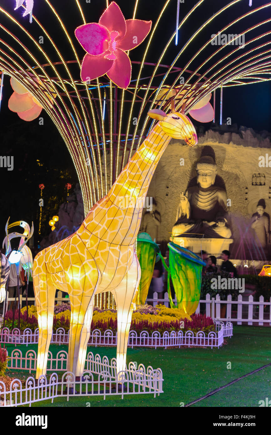 Lumière LED décorations girafe au temple d'ÉPG, Jenjarom la Malaisie pendant le nouvel an chinois 2014. Banque D'Images