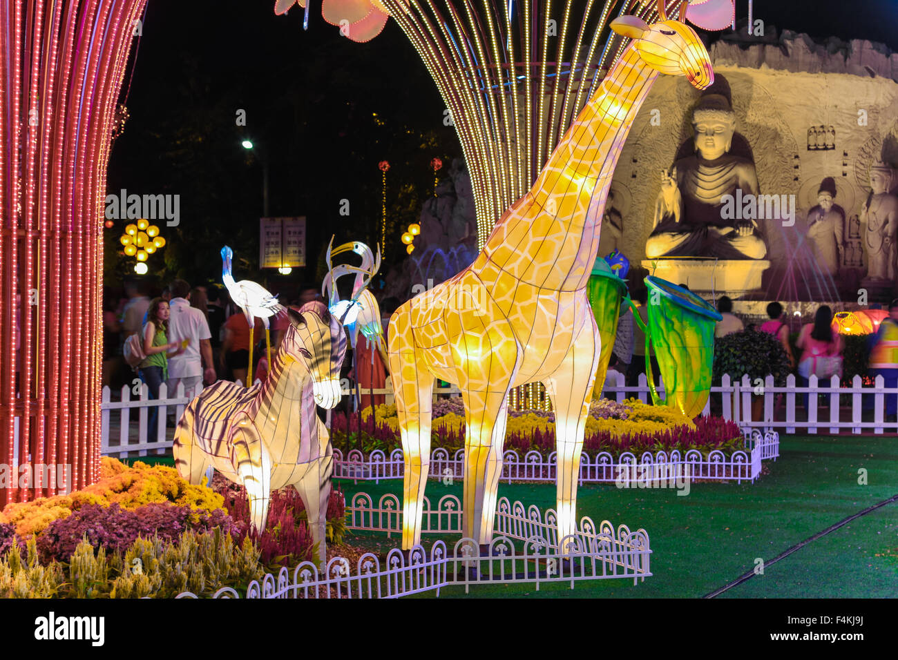 LED lampe girafe et zebra décorations à cheval FGS temple, Jenjarom la Malaisie pendant le nouvel an chinois 2014. Banque D'Images