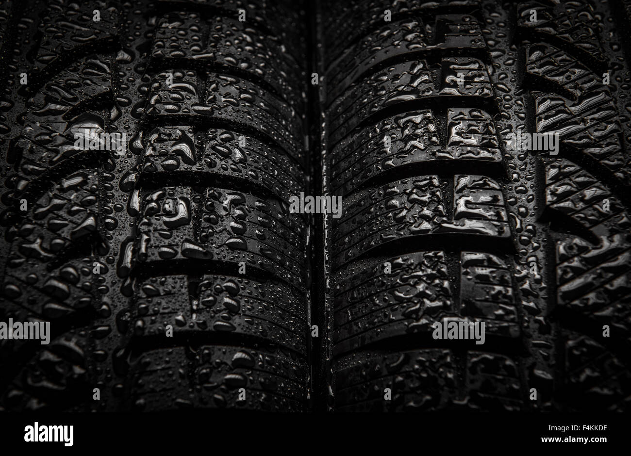 Close-up texture de pneumatiques à l'eau gouttes Banque D'Images