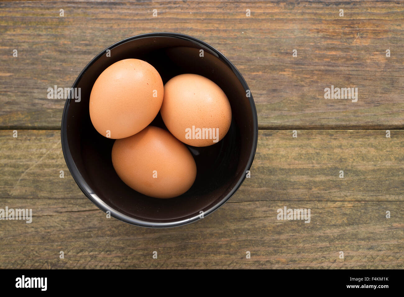 Vue du haut de trois oeufs dans un bol Banque D'Images