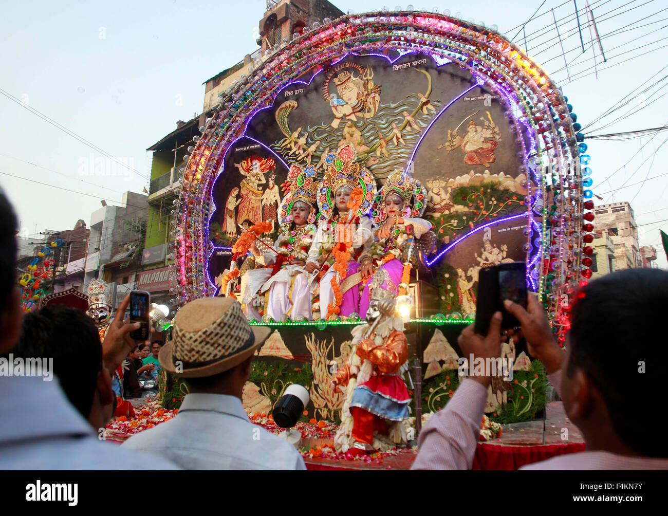 Allahabad, Inde. 19 Oct, 2015. Artistes habillés comme des divinités hindoues Laxman (gauche) Rama (centre) et Sita (droite), s'asseoir dans un tableau au cours de la procession du festival de Dussehra. © Ravi Prakash/Pacific Press/Alamy Live News Banque D'Images