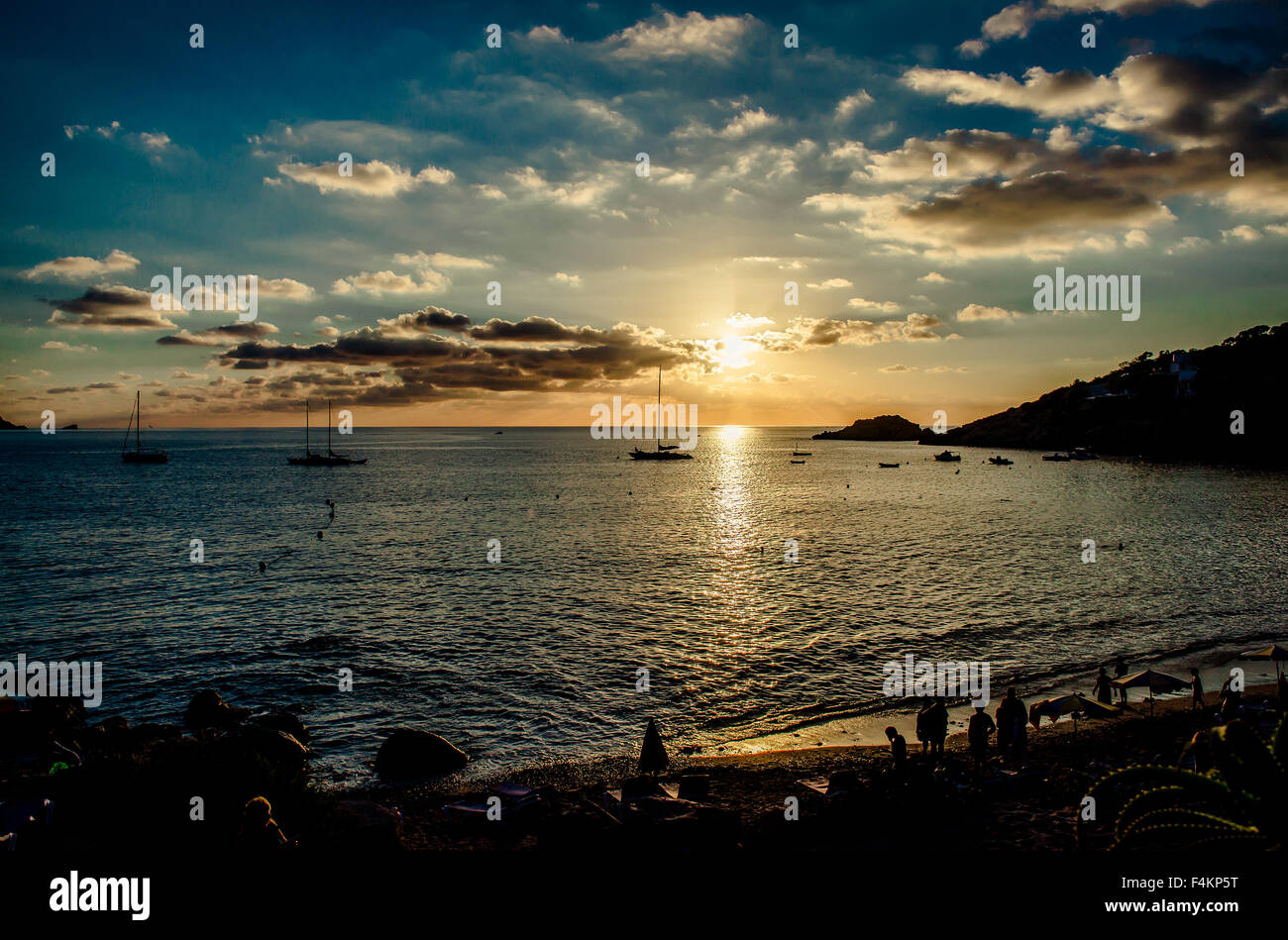 Magnifique coucher de soleil au-dessus de la Méditerranée et voiliers silhouette Banque D'Images