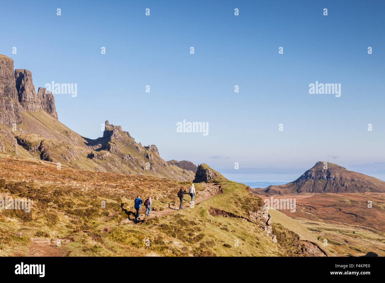 Les Randonneurs marchant sur le chemin d'Quiraing, île de Skye, Hébrides intérieures, Ecosse, Royaume-Uni Banque D'Images