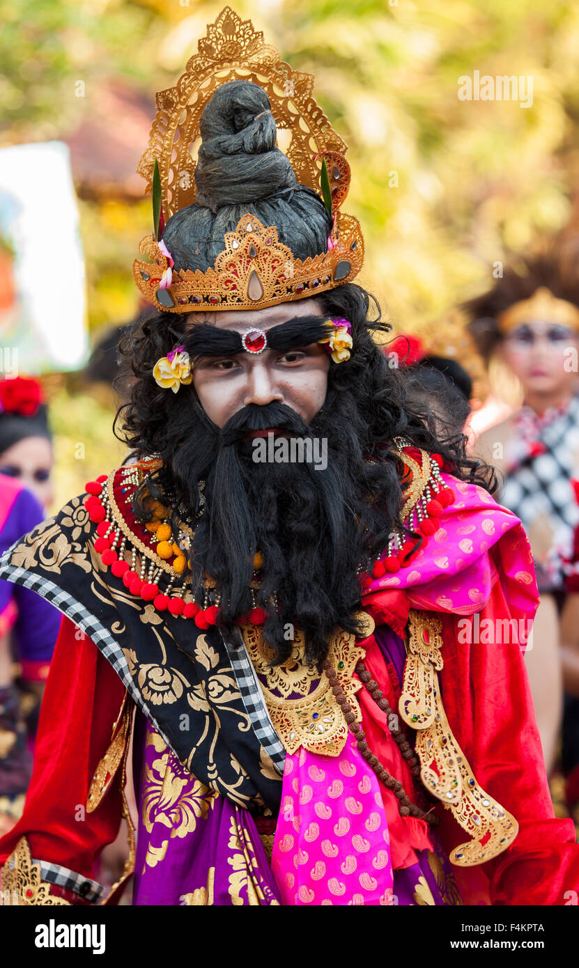 Artiste de théâtre de danse balinaise à Sanur Village Festival's street parade le 30 août, 2015 à Bali, Indonésie. Banque D'Images