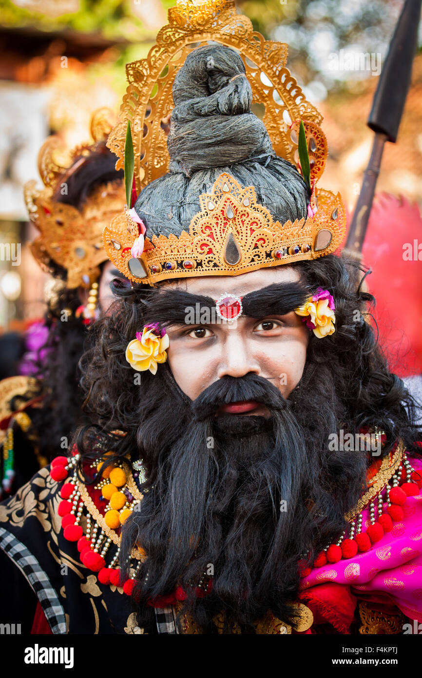 Artiste de théâtre de danse balinaise à Sanur Village Festival's street parade le 30 août, 2015 à Bali, Indonésie. Banque D'Images