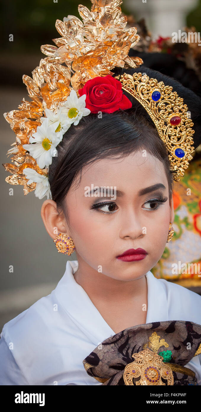 Jolie fille en tenue traditionnelle balinaise à Sanur Village Festival's street parade le 30 août, 2015 à Bali, Indonésie. Banque D'Images