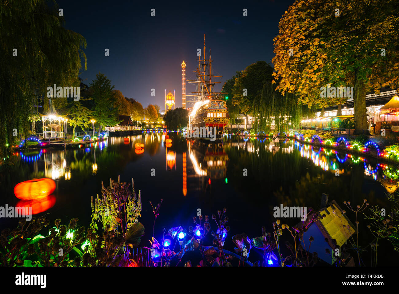 Le lac à la nuit, les jardins de Tivoli à Copenhague, Danemark. Banque D'Images