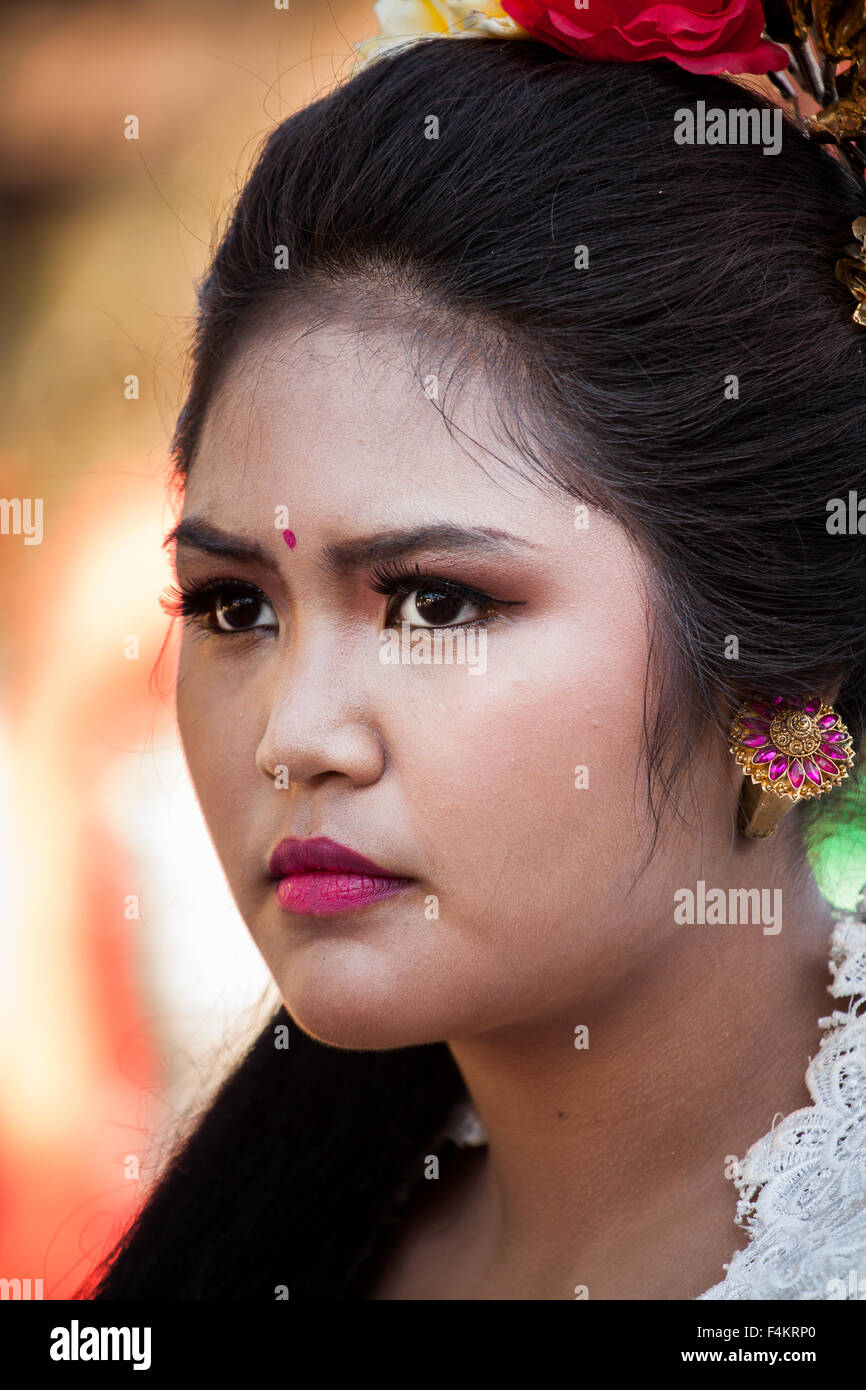 Belle jeune femme dans une tenue traditionnelle balinaise Banque D'Images