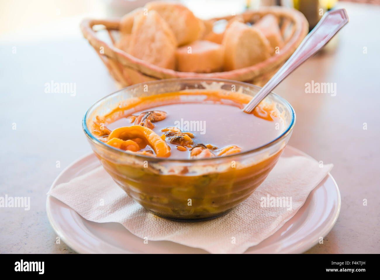 Bol de soupe de poissons close-up Banque D'Images