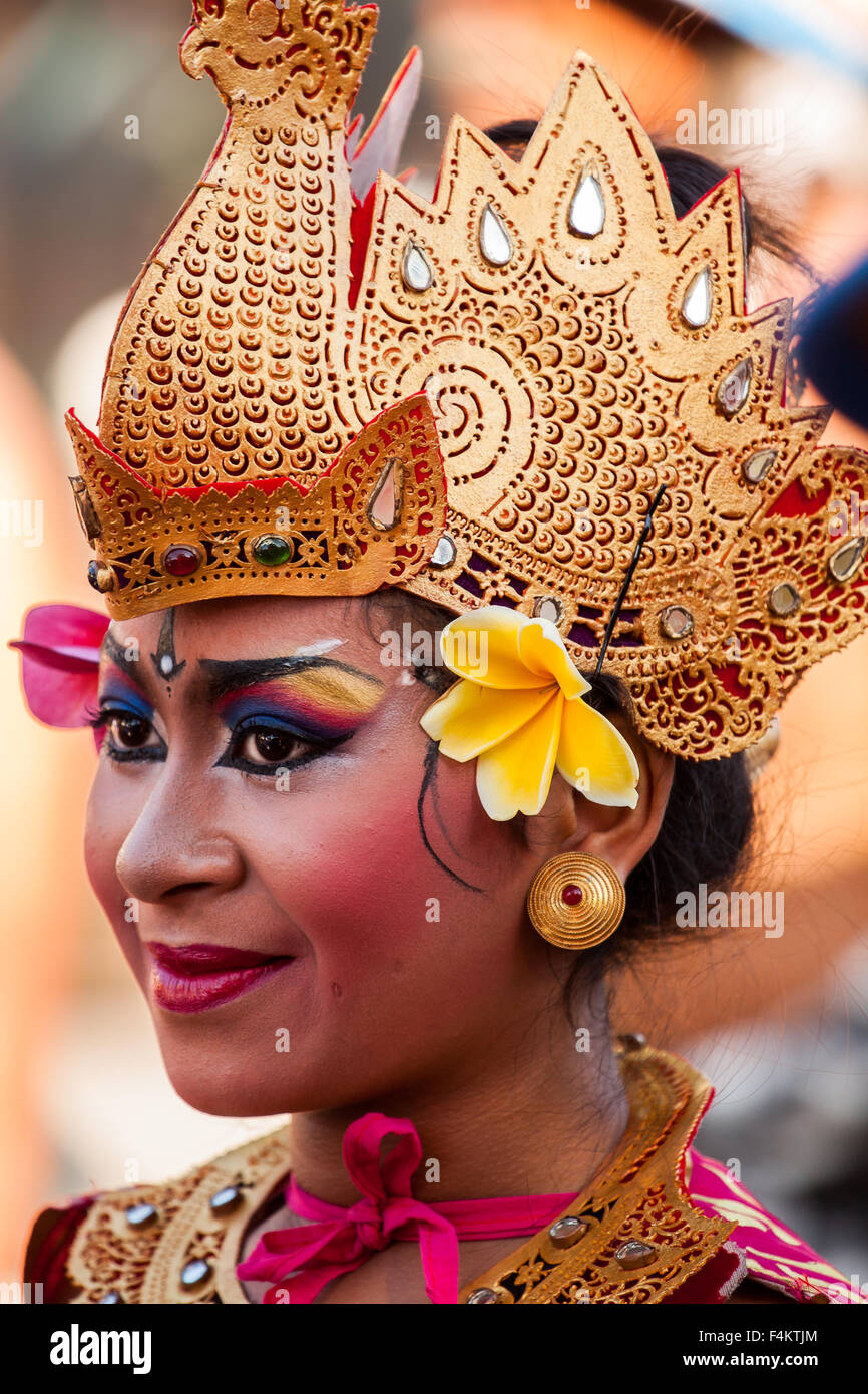 Belle jeune femme dans une tenue traditionnelle balinaise Banque D'Images