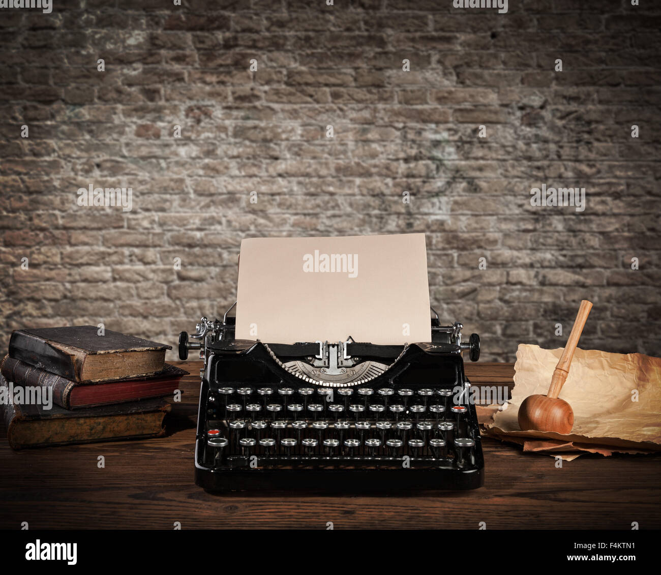 Machine à écrire antique avec grungy brick wall Banque D'Images