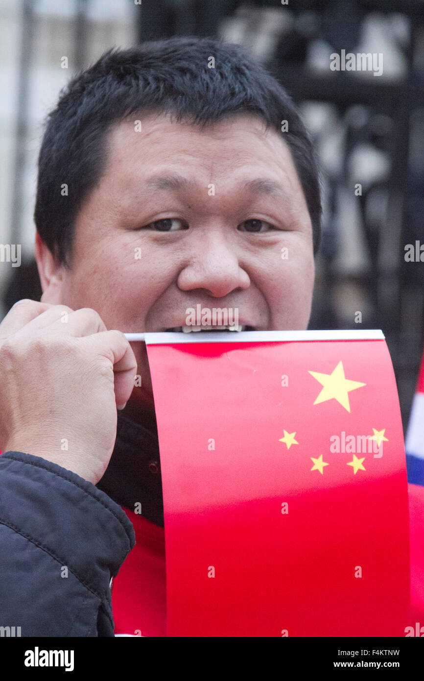 London UK. 20 octobre 2015. Les partisans du président chinois Xi Jinping avec bannières et drapeaux à l'extérieur de Horse Guards Parade. Le président chinois est en visite d'État officielle au Royaume-Uni et rencontrera les membres de la famille royale plus tard Crédit : amer ghazzal/Alamy Live News Banque D'Images