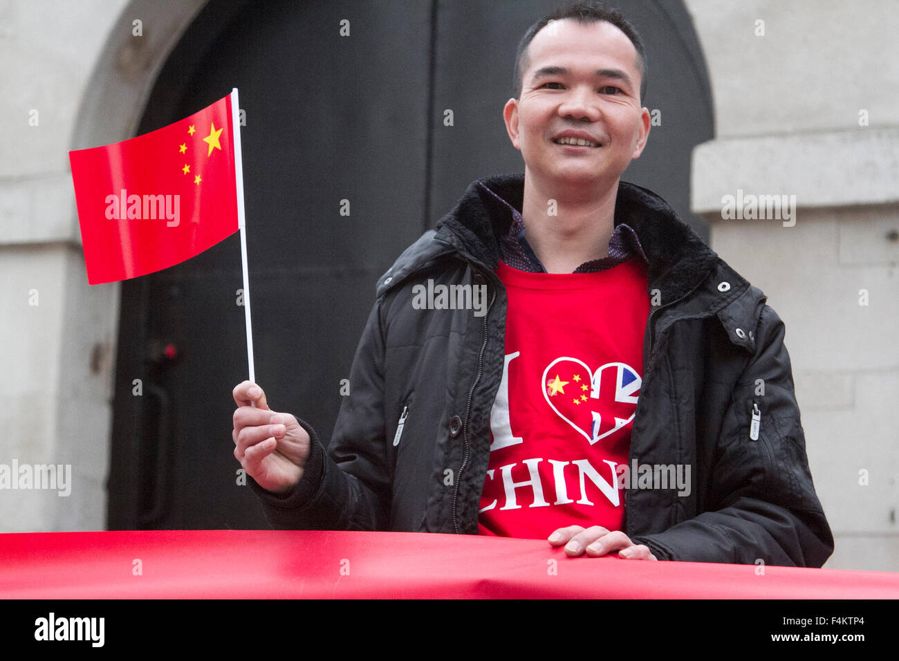 London UK. 20 octobre 2015. Les partisans du président chinois Xi Jinping avec bannières et drapeaux à l'extérieur de Horse Guards Parade. Le président chinois est en visite d'État officielle au Royaume-Uni et rencontrera les membres de la famille royale plus tard Crédit : amer ghazzal/Alamy Live News Banque D'Images