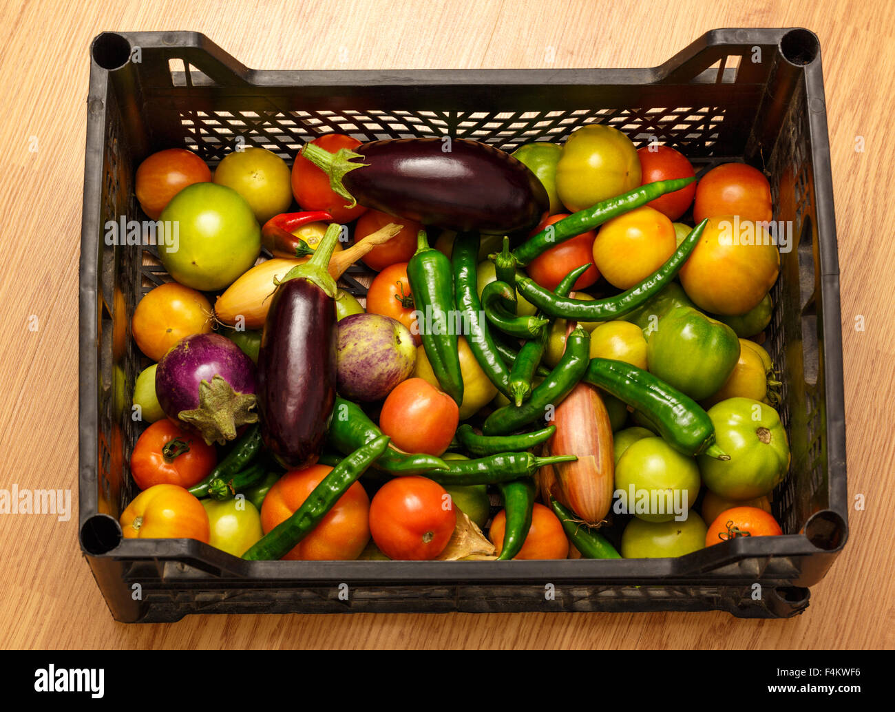 Boîte en plastique noir avec les légumes frais Banque D'Images