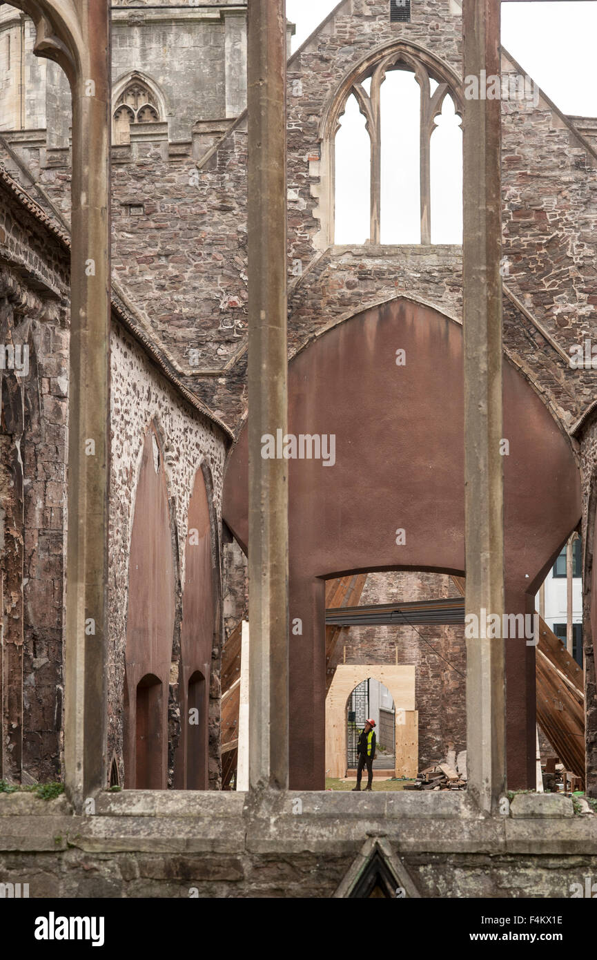 Bristol, Royaume-Uni. 19 Oct, 2015. L'artiste de Chicago Theaster Gates sanctum projet de prendre forme à l'église du Temple, Bristol. L'artiste a cherché à jeter et les matériaux en sommeil à partir de ancien lieu de travail et de dévotion religieuse à Bristol pour créer une atmosphère intime et unique structure temporaire au Temple Church. À partir de 18h le jeudi 29 octobre, Sanctum sera l'hôte d'un programme continu de son sur 552 heures jusqu'à ce samedi 21 novembre. Credit : Chandra Prasad/Alamy Live News Banque D'Images