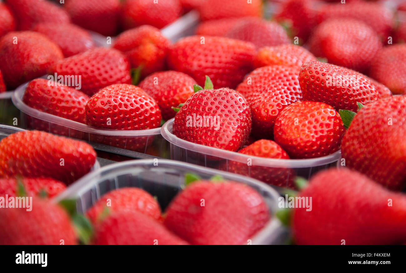 Belle fraise mûre at market stall Banque D'Images