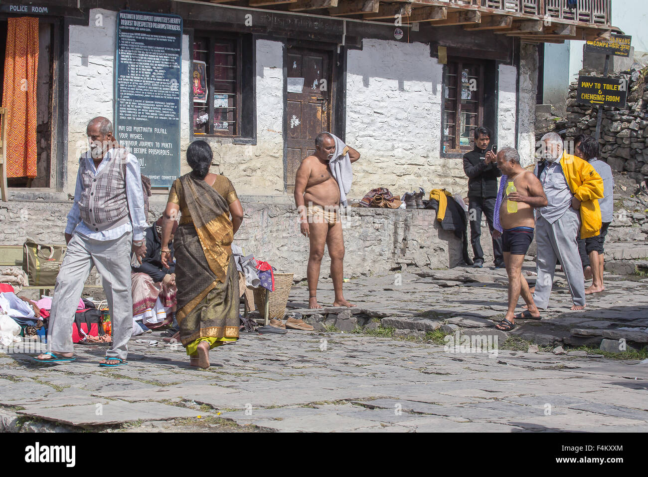 Pèlerins prenant une douche sous les Tarauds saints de 108 au Temple de Muktinath, au Népal. Banque D'Images